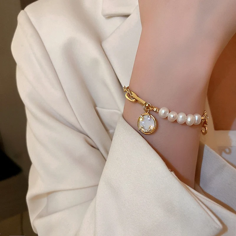Pulsera minimalista para mujer con perlas de agua dulce, un accesorio elegante y discreto para realzar tu estilo diario con sofisticación.
