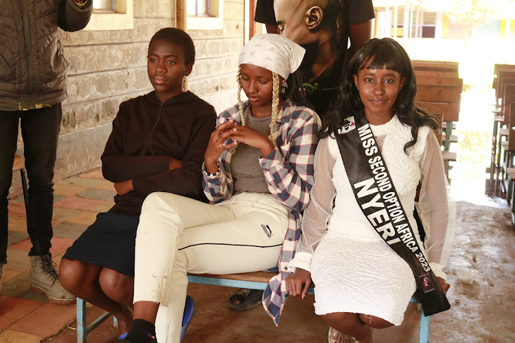 Joyline Mwenda (centre) and Miss Nyeri County Faith Kasiva with peers at Mkuru Kwa Njenga in Embakasi South, Nairobi on May 12, 2024.