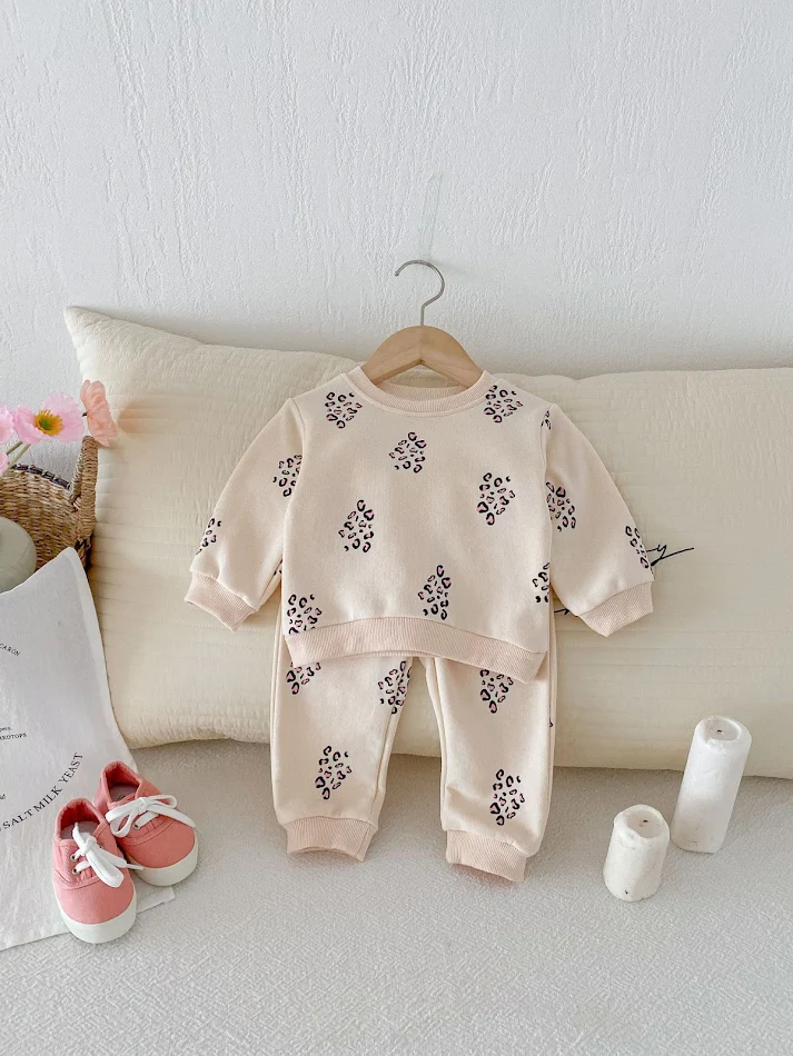 Ensemble deux pièces tendance pour bébé fille, haut à manches longues et pantalon. Confort et style pour un look adorable et moderne au quotidien.
