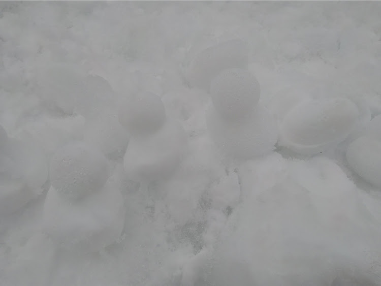 スカイラインの真正面ショット・2月もよろしくお願いします・ゆきあそび・日産の日・雪とコラボに関するカスタム事例の投稿画像8枚目
