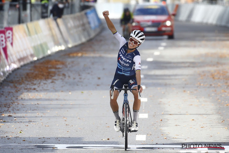 Zeer straf nummertje van ex-wereldkampioene in Parijs-Roubaix: renster van Trek-Segafredo haalt het na solo van 80 kilometer 