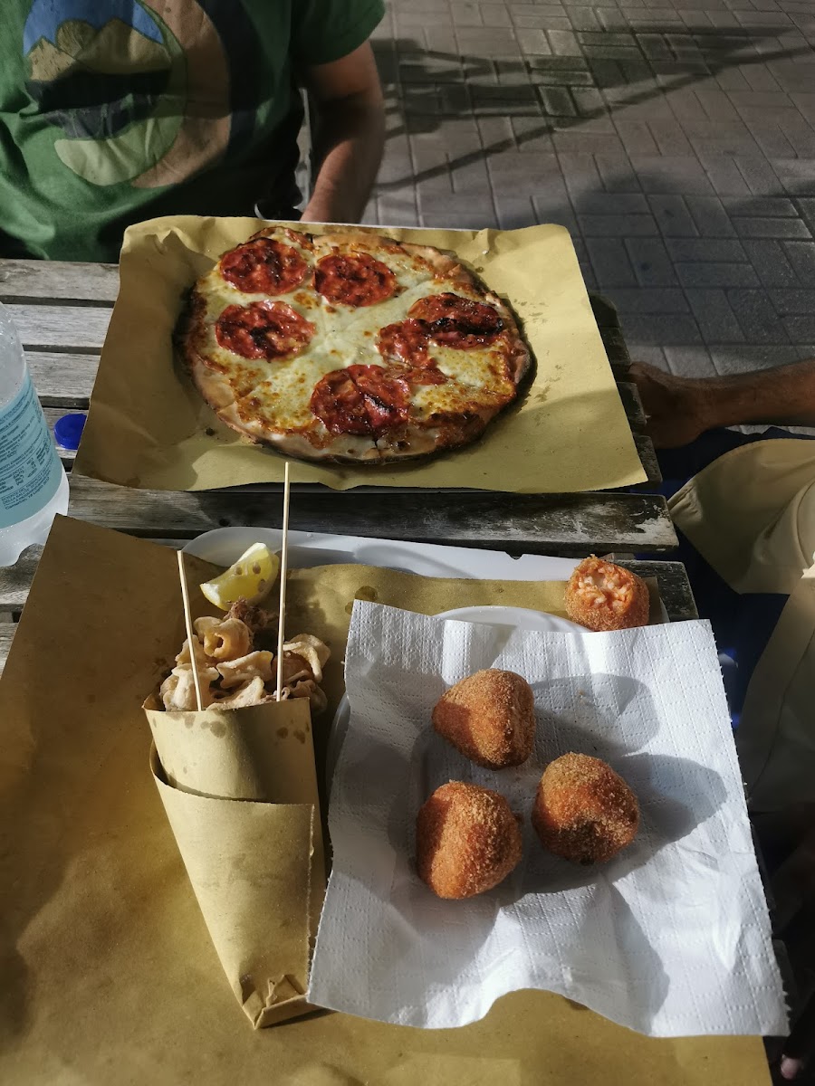 diavla pizza,suppli and cartoccio di calamri.