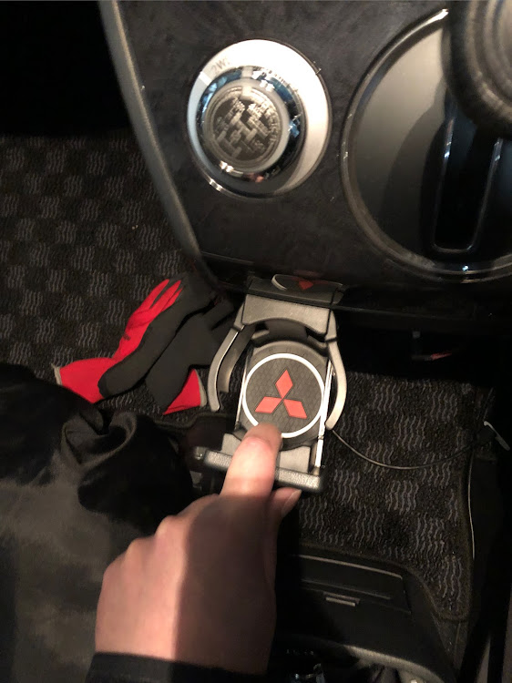デリカD:5の出来たぁ〜‼️・一点物・隠れたMITSUBISHIマーク使用中も見えない💧・異音対策に関するカスタム事例の投稿画像2枚目