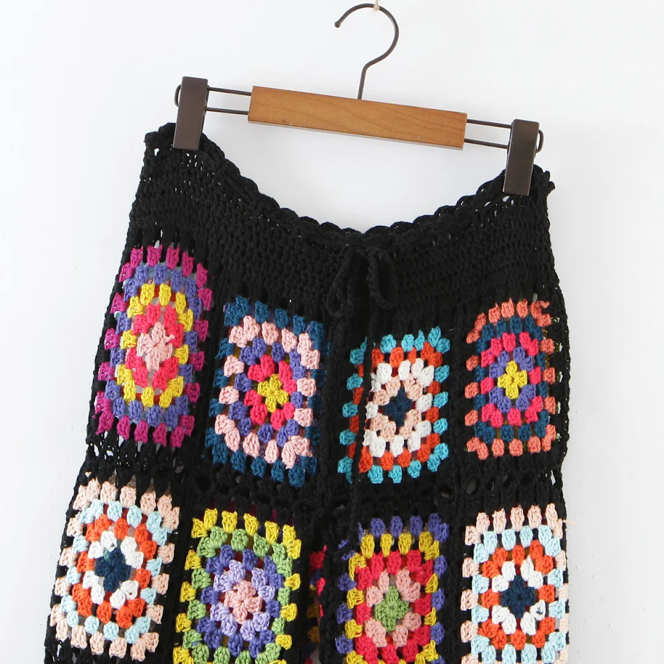 Handgemaakte gehaakte broek met hoge taille en kleurrijk bloemenpatroon, uniek stijlvol en comfortabel. Perfect voor de zomer.