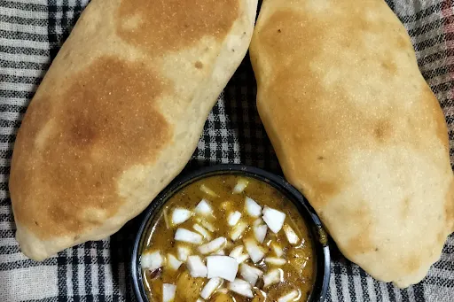 Chole [300 Grams] With 4 Bhature & Mixed Pickle