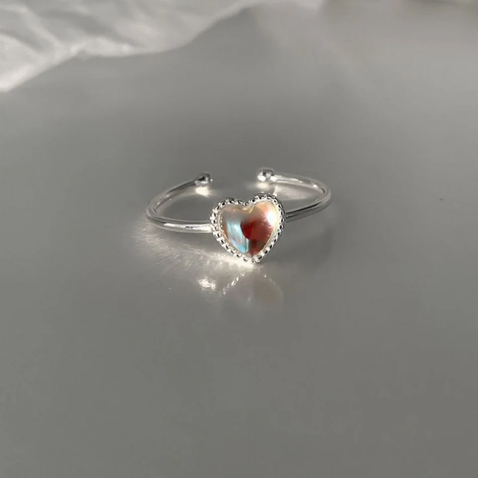 Anillo de circonita abierto y colorido Love para mujer, un símbolo de amor vibrante. Joyería elegante y moderna para expresar tus sentimientos.