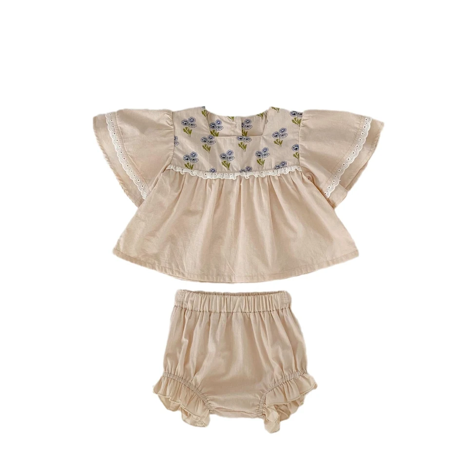 Zweiteiliges Outfit mit Puffärmel-Top, eckigem Kragen und Holzohren-Bloomer. Ein bequemes und stilvolles Set.