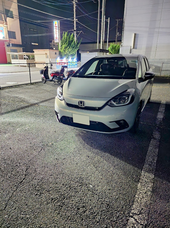 フィットの武蔵野フーズ所沢工場・自宅の駐車場に関するカスタム事例の投稿画像1枚目