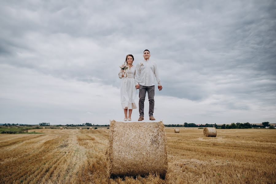 Fotógrafo de casamento Oleh Yarovka (uleh). Foto de 3 de agosto 2019