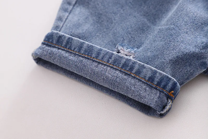 Completo maglietta dinosauro girocollo maniche corte in cotone e shorts in denim per bambini. Comfort e stile per le avventure estive.