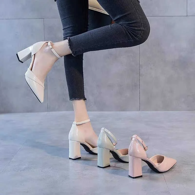 Scarpe singole con fibbia in vernice, versatili e a punta. Design elegante e confortevole per ogni occasione.