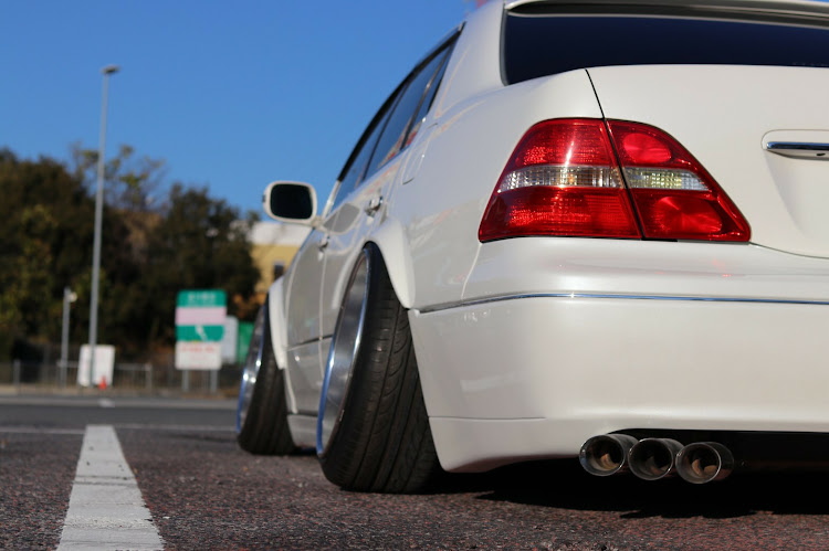 GSのDIY・ホイール交換・車高調整・19インチに関するカスタム事例の投稿画像2枚目