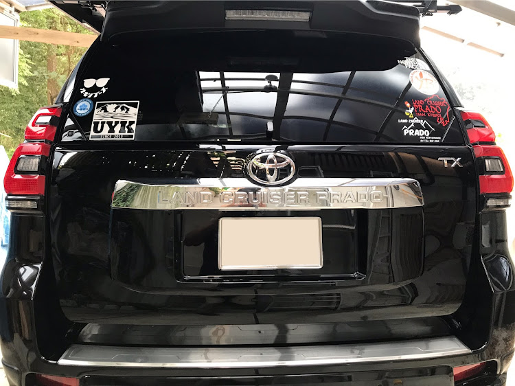 ランドクルーザープラドのリアガーニッシュ・塗装・ウェザーストリップ・メッキはどうも…・DIYに関するカスタム事例の投稿画像1枚目