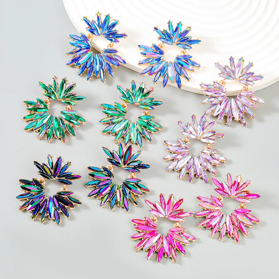 Brincos femininos de flor exagerada com diamantes, perfeitos para adicionar brilho e sofisticação a qualquer visual.
