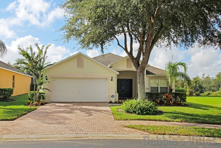 Private Orlando villa, gated community, close to Disney, south-facing pool and spa, games room