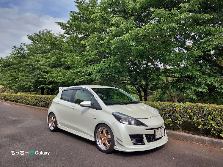ヴィッツの岡山・愛車の差し色・羽裏ステッカー・車は常にそこそこ綺麗に！・告知投稿見てね🙋に関するカスタム事例の投稿画像1枚目