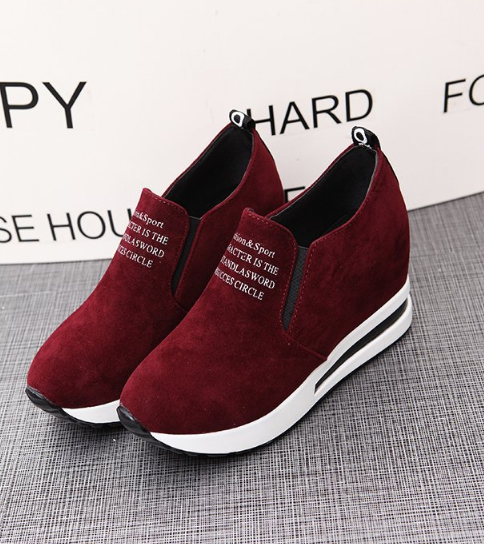 Dames sleehak platform schoenen met interne hoogteverhoging. Verhoog discreet je lengte en geniet van comfortabele en stijlvolle schoenen.