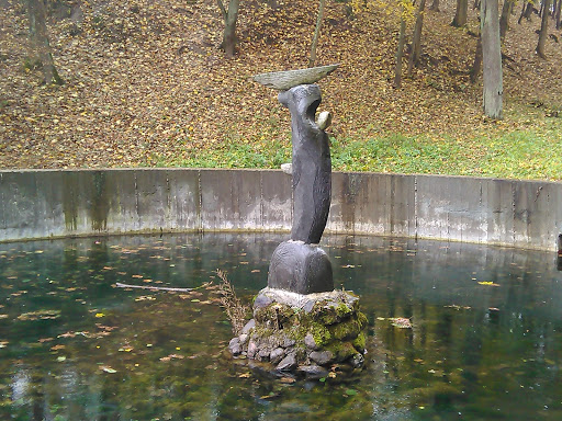 Скульптура в фонтане