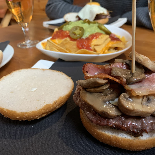 The food is incredible! You can select all the ingredients for your hamburger (also they specify which dishes or ingredients are gluten free or not)The staff is very pleasent and sympathetic indeed.