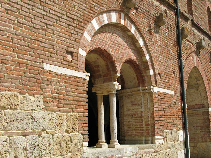 Finestra dl chiostro, composta da piccoli archi con colonne binate, Abbazia di San Galgano, Chiusdino, Toscana