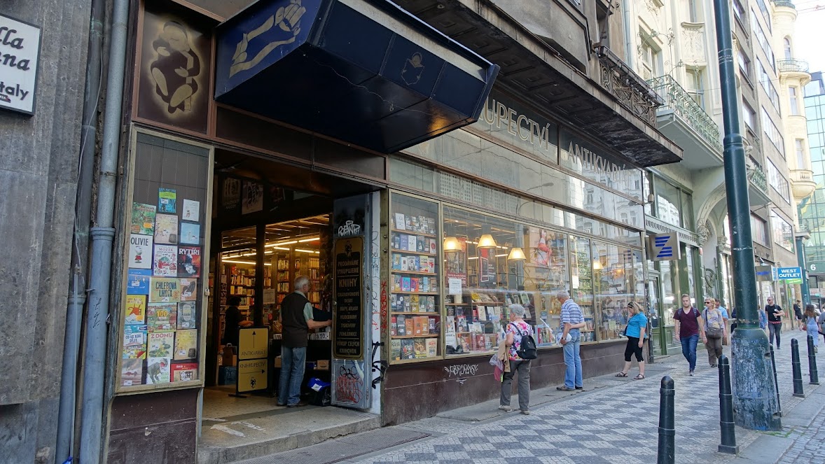 Spálená 53 書店及二手書店，包括舊的海報、畫刊、唱片