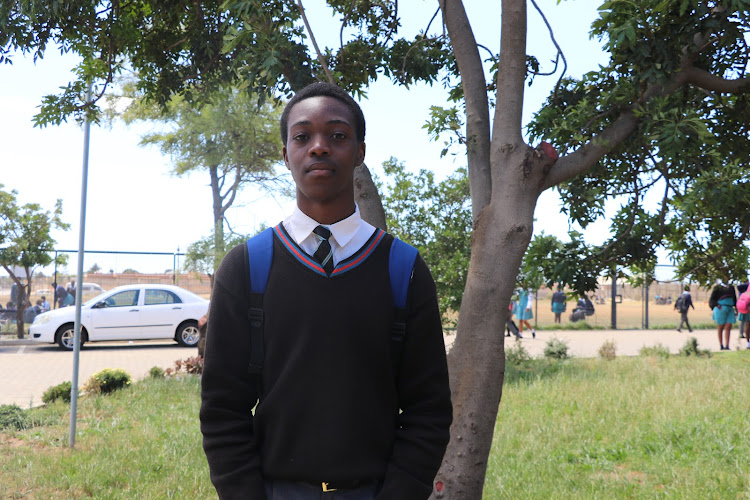 Simthembile Simba. Ndzondelelo High School.