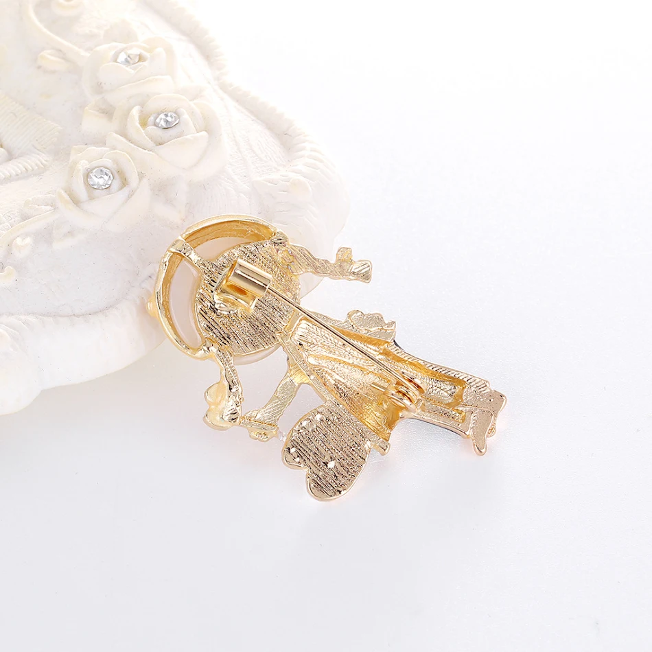 Paarse vlecht meisje broche, stijlvol accessoire. Perfect voor jassen, tassen en revers. Uniek design, een charmante toevoeging.