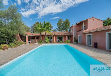 Villa avec piscine et terrasse 10