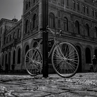 Bici legata al palo. di 