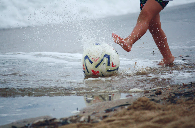 la felicità: acqua, fango e un pallone di madie