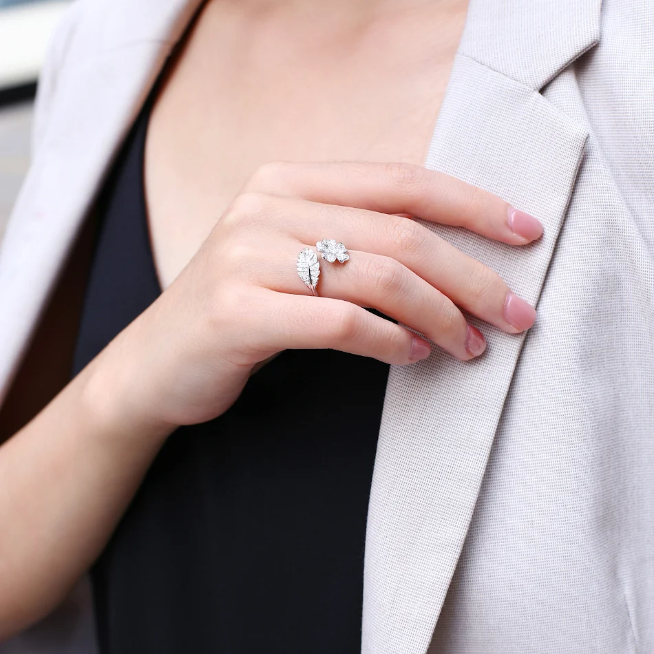Anello fiore creativo, grande fiore con diamanti completi. Un gioiello di moda che aggiunge eleganza e fascino al tuo look.