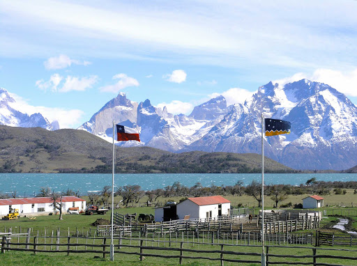 A farm displays the flags of Patagonia and Chile. 