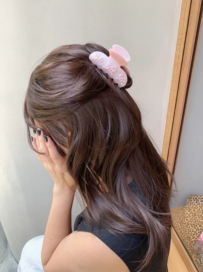 Jelly Colored Three-dimensional Bow Shark Clip, a fun and stylish hair accessory that adds a vibrant touch to any hairst