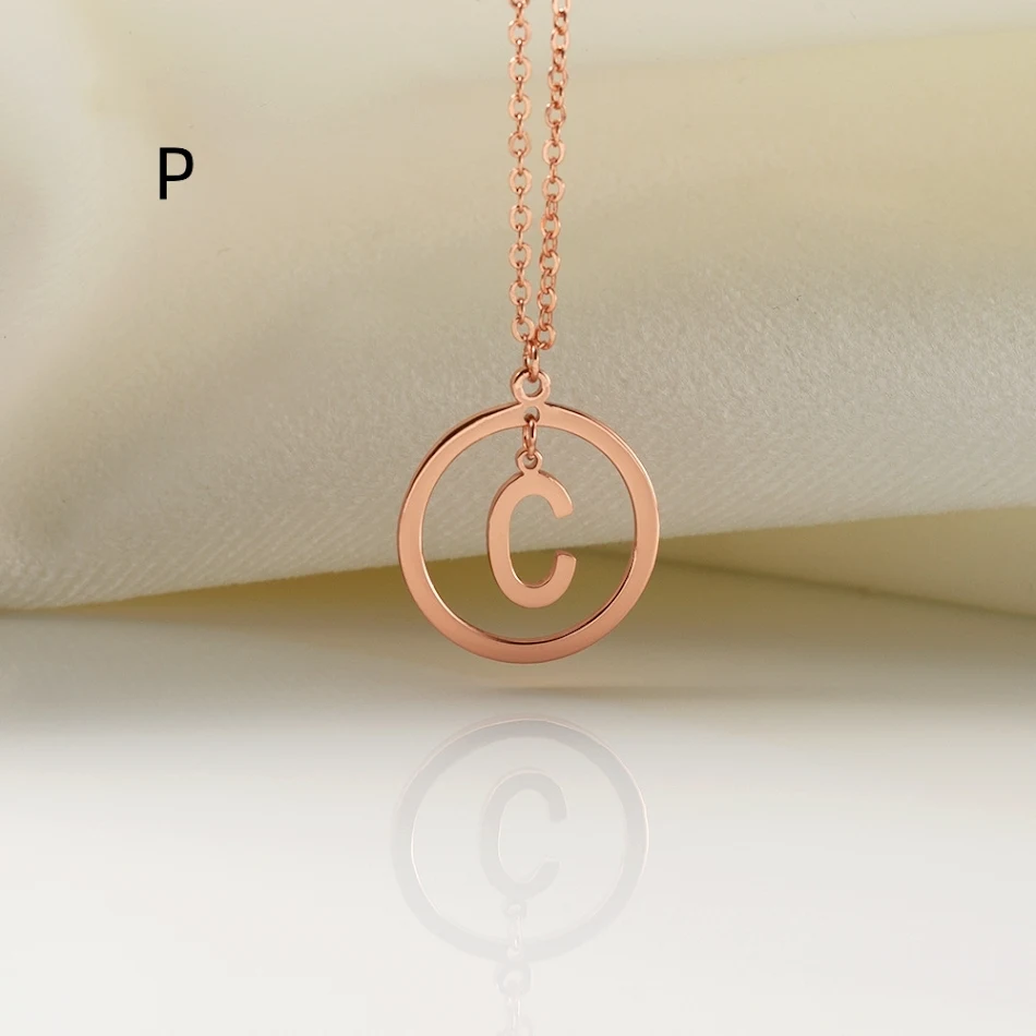 Collier lettre polyvalent en cuivre, un bijou de mode personnalisable pour femmes, idéal pour rehausser votre style au quotidien avec élégance.