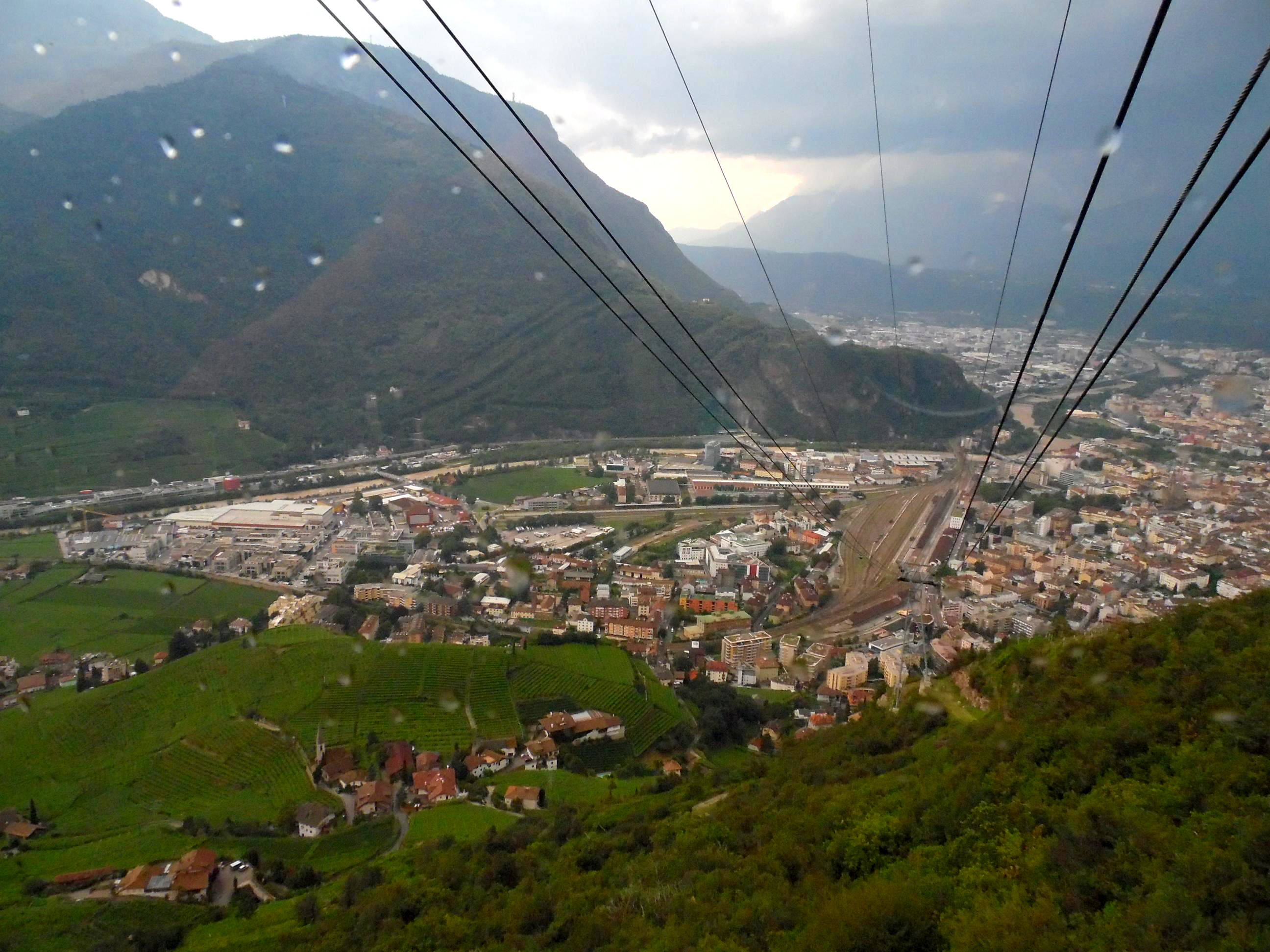 Bolzano tra temporale e vigneti di supergigi