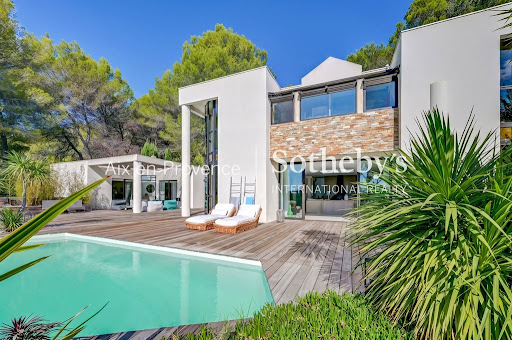 House with pool 1