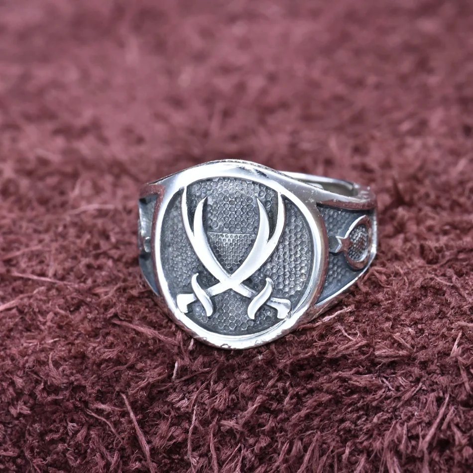 Herenring van 925 Sterling Zilver met distressed look. Uniek ontwerp, perfect voor een stoere en toch stijlvolle uitstraling.