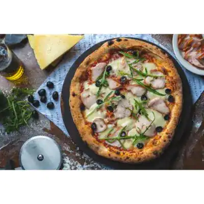 Smoked Chicken And Olives Pizza