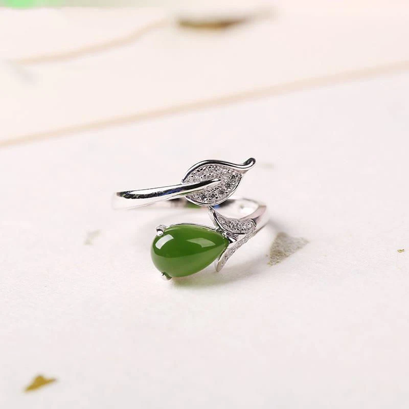 Blad- en waterdruppel fashion ring. Natuurlijke elegantie voor een verfijnde look en een frisse touch. Perfect voor elke gelegenheid.