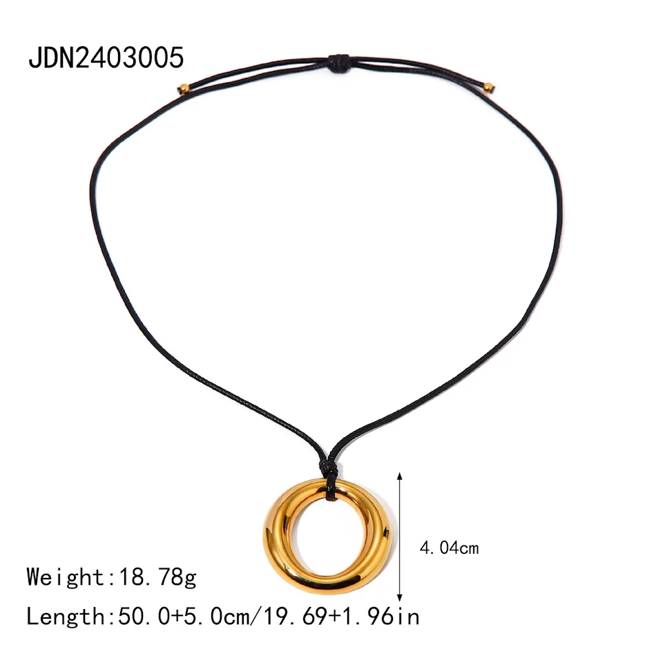 Pendentif Anneau Evanna Un bijou intemporel pour toutes occasions. Design élégant et raffiné. Le cadeau parfait ou pour compléter votre look quotidien.
