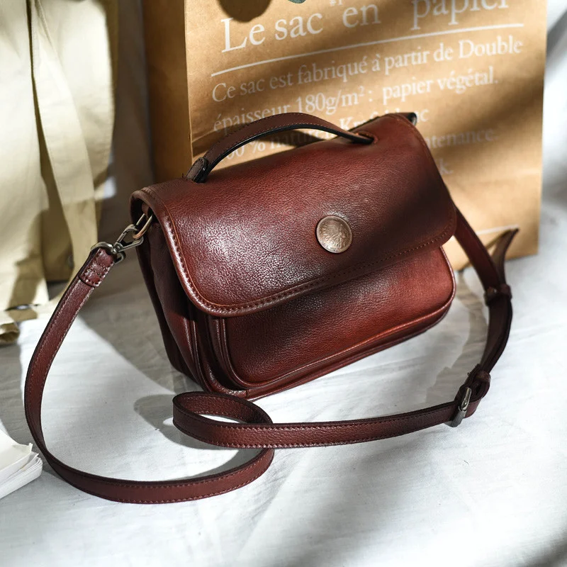 Sac bandoulière original neutre en cuir de vache, couche principale. Portez vos essentiels avec style et confort. Sac à une épaule, parfait pour toutes les occasions.