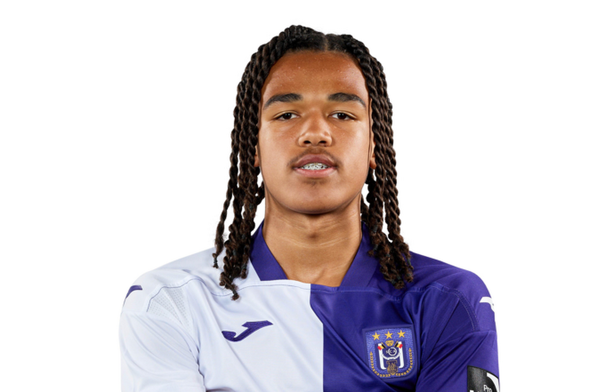 🎥 Luik-speler doet verschrikkelijke tackle op 16-jarig talent van RSCA Futures