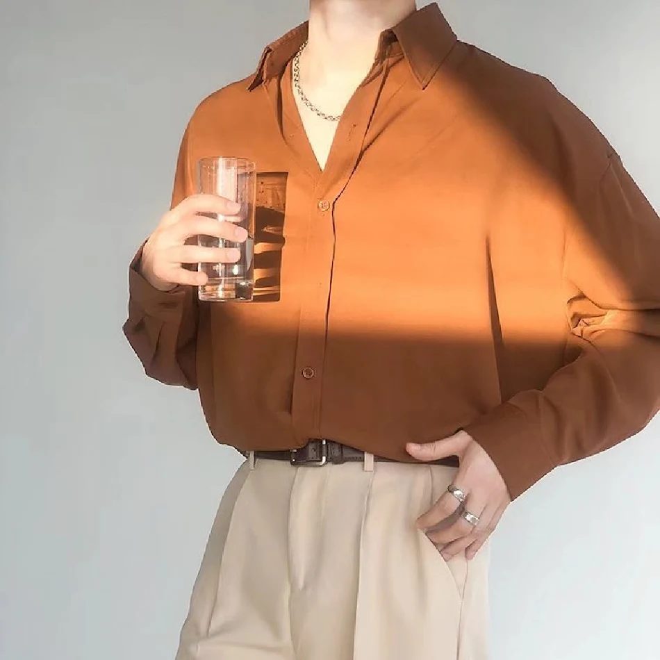 Lässiges Herren Langarmshirt, perfekt für Alltag und Freizeit. Bietet Komfort und Stil, vielseitig kombinierbar für einen trendigen Look.
