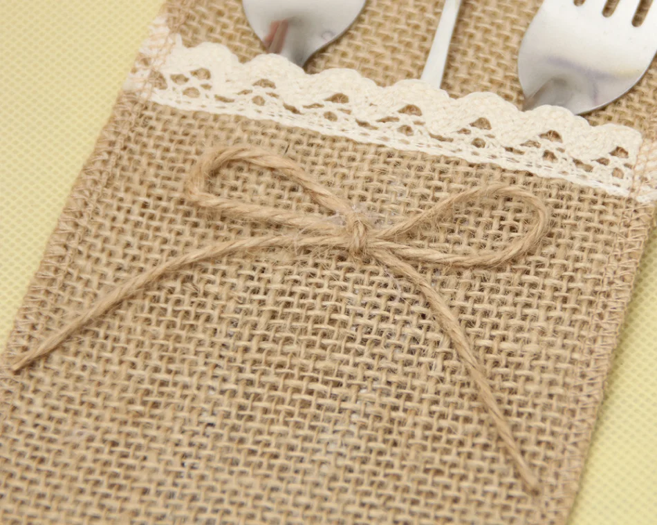 Nouveau service de couverts de Noël en dentelle de lin avec sac de rangement pour une table festive.