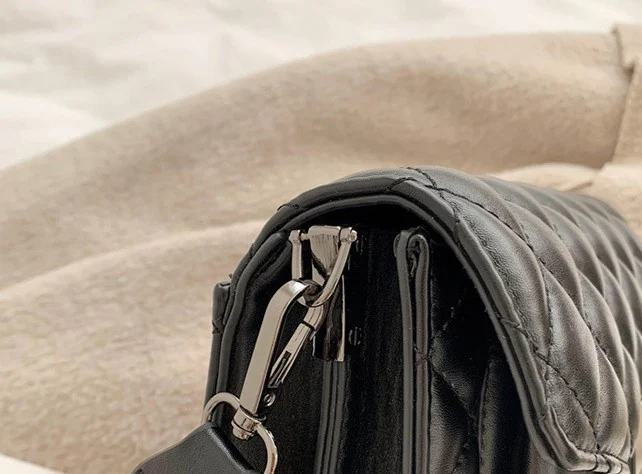 Bolsa feminina transversal simples com detalhe de diamante. Elegância e praticidade para o dia a dia. Perfeita para carregar seus essenciais com estilo.