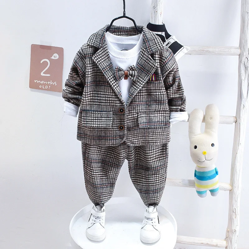 Ensemble trois pièces en coton pour enfants, confortable et élégant. Parfait pour les occasions spéciales et le quotidien, doux et respirant.