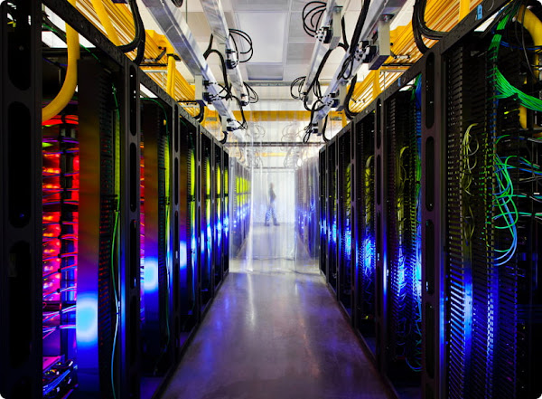 Fotografía del interior de un centro de datos de Google Cloud. Hay filas de servidores.