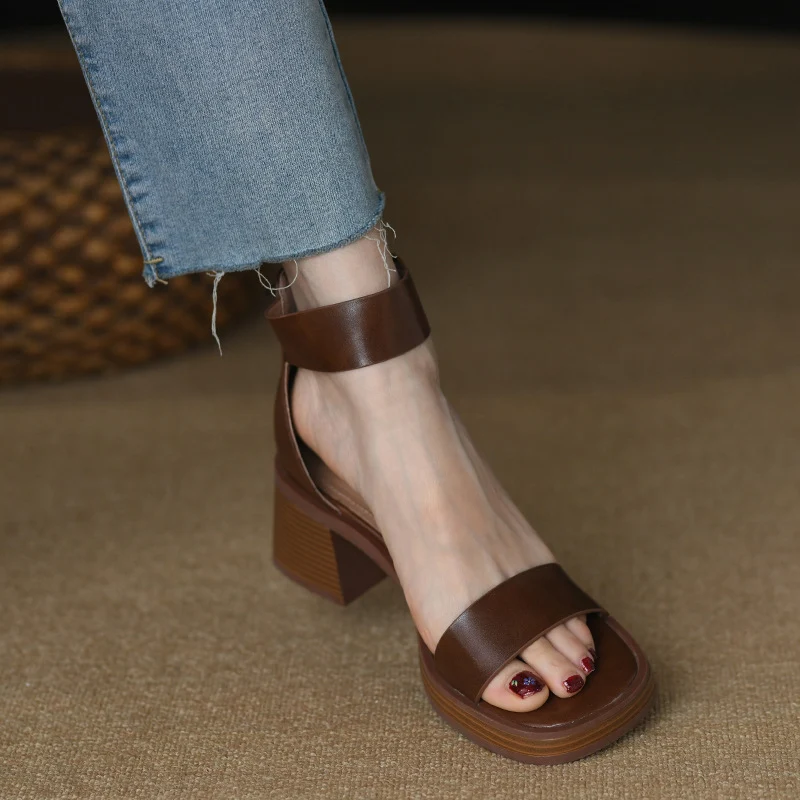British Style Retro Strap Sandals with Chunky Heel offer a comfortable and stylish vintage look, perfect for everyday we