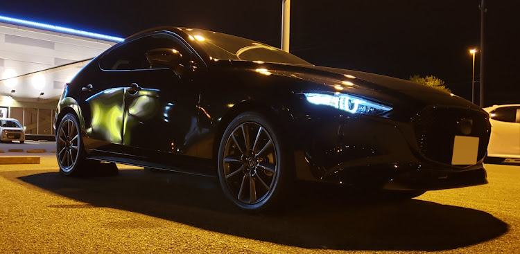 MAZDA3のMazda3・ジェットブラックマイカ・照明映え・じこまんぞくに関するカスタム事例の投稿画像1枚目