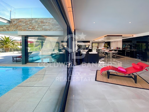 Maison avec piscine et terrasse 4